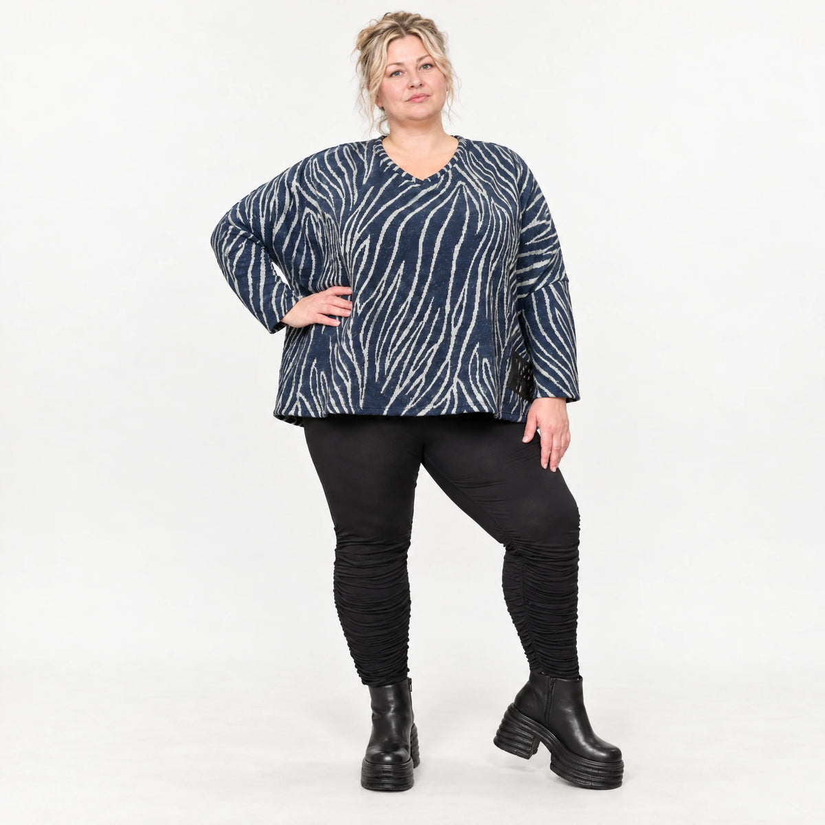 Kuschelig weiches Feinstrickshirt in Blau/Grau mit V-Ausschnitt und kastiger Silhouette
