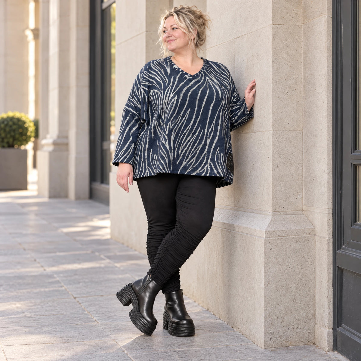 Kuschelig weiches Feinstrickshirt in Blau/Grau mit V-Ausschnitt und kastiger Silhouette