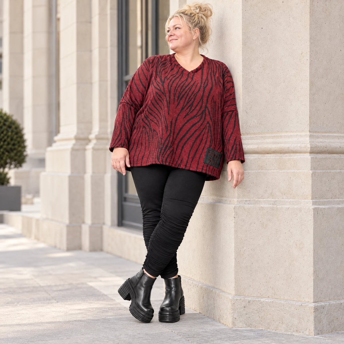 Kuscheliger Strickpullover aus Italien in Rot/Schwarz mit V-Ausschnitt und kastiger Form
