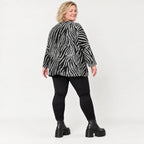 Flauschiges Feinstrickshirt aus Italien mit V-Ausschnitt in Schwarz/Weiß gemustert