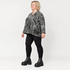Flauschiges Feinstrickshirt aus Italien mit V-Ausschnitt in Schwarz/Weiß gemustert