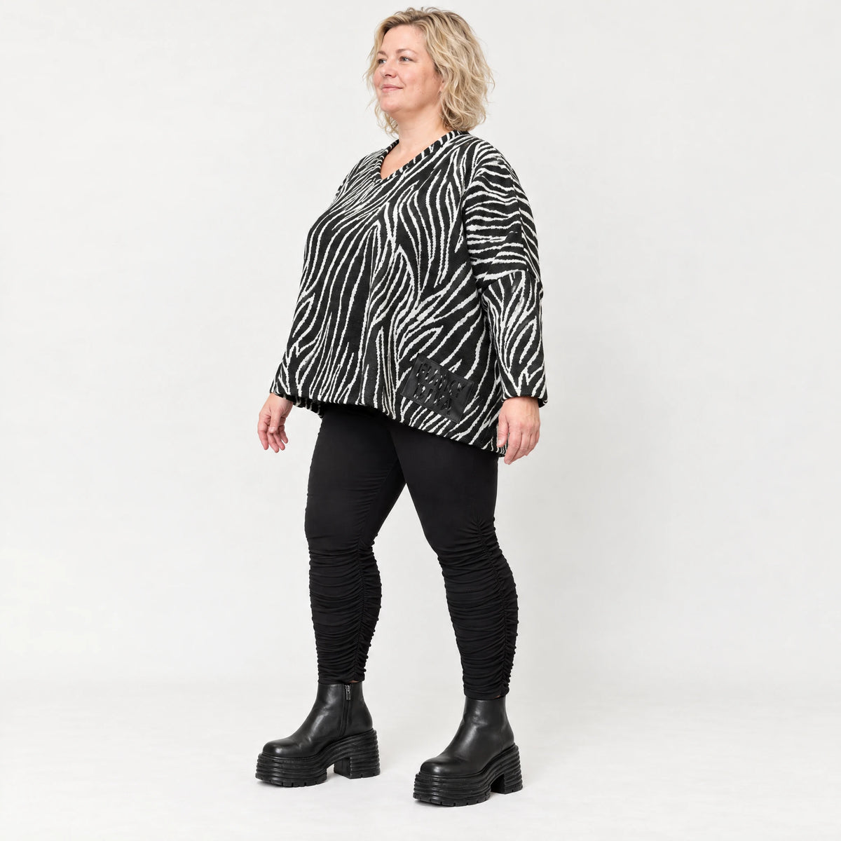 Flauschiges Feinstrickshirt aus Italien mit V-Ausschnitt in Schwarz/Weiß gemustert