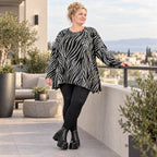 Flauschiges Langarmshirt aus Feinstrick in Schwarz/Weiß mit Zebramuster und A-Linie