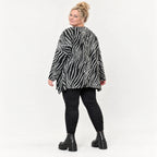 Flauschiges Langarmshirt aus Feinstrick in Schwarz/Weiß mit Zebramuster und A-Linie