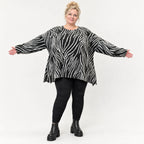 Flauschiges Langarmshirt aus Feinstrick in Schwarz/Weiß mit Zebramuster und A-Linie