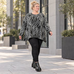 Flauschiges Langarmshirt aus Feinstrick in Schwarz/Weiß mit Zebramuster und A-Linie