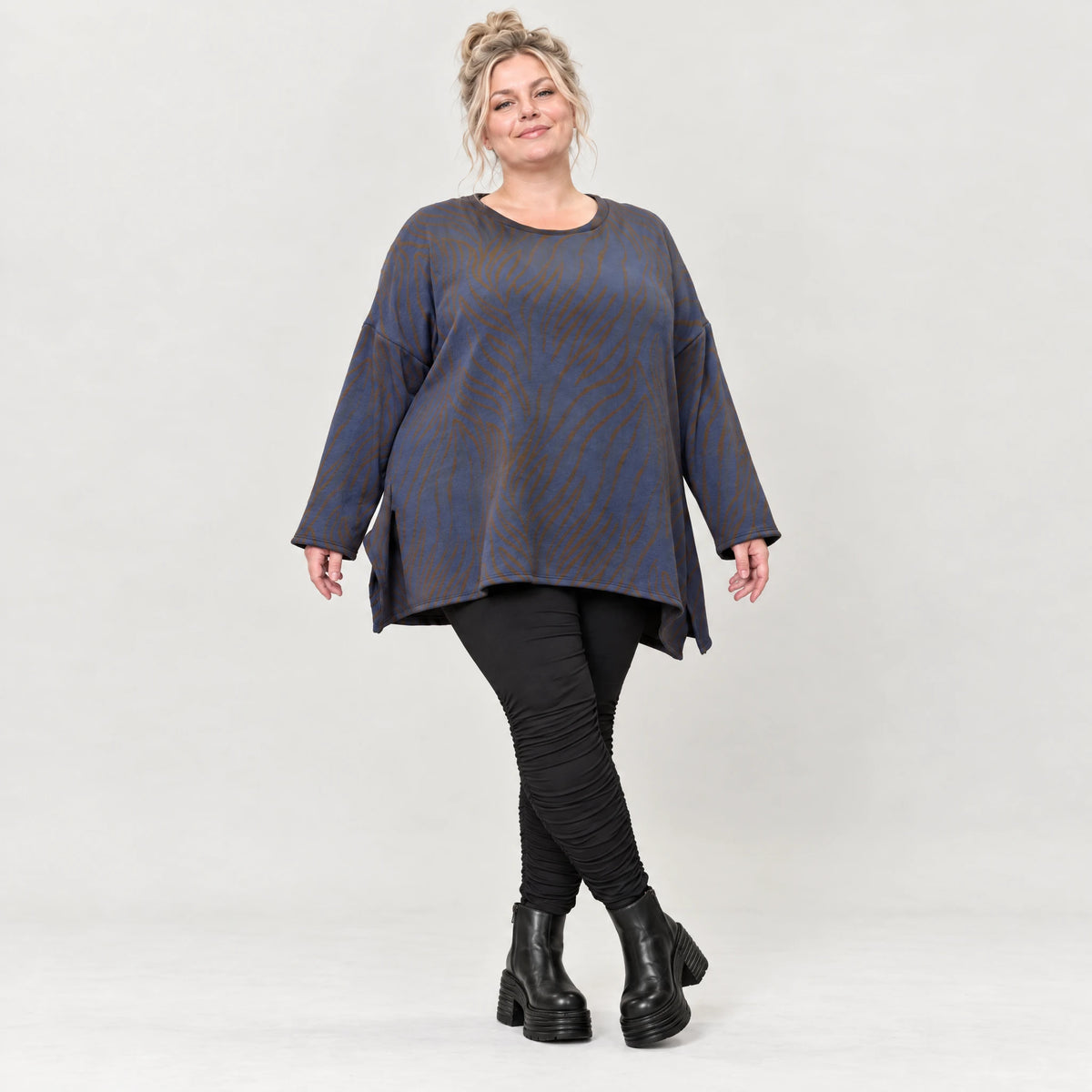 Langarmshirt aus flauschigem Feinstrick in Blau/Braun mit A-Linie und Seitenschlitzen