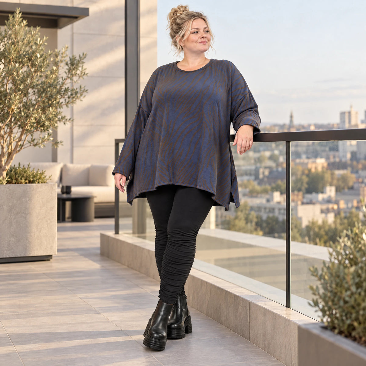 Langarmshirt aus flauschigem Feinstrick in Blau/Braun mit A-Linie und Seitenschlitzen