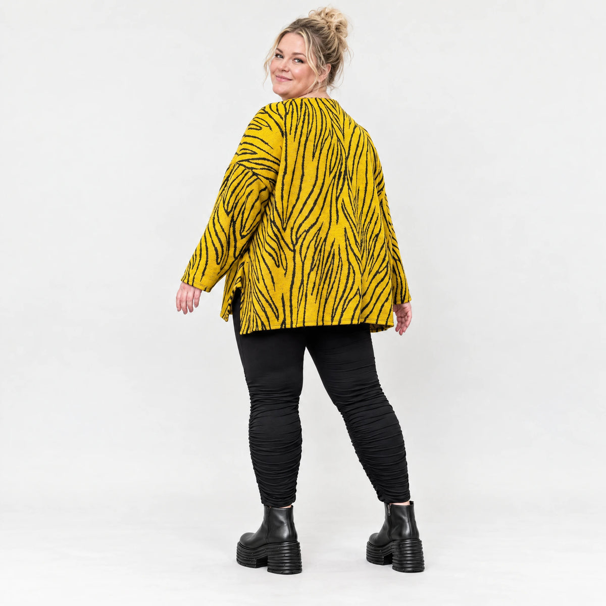 Flauschiges Strickshirt in Gelb/Schwarz mit Zebramuster in lockerer A-Linie und Schlitzen