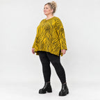 Flauschiges Strickshirt in Gelb/Schwarz mit Zebramuster in lockerer A-Linie und Schlitzen