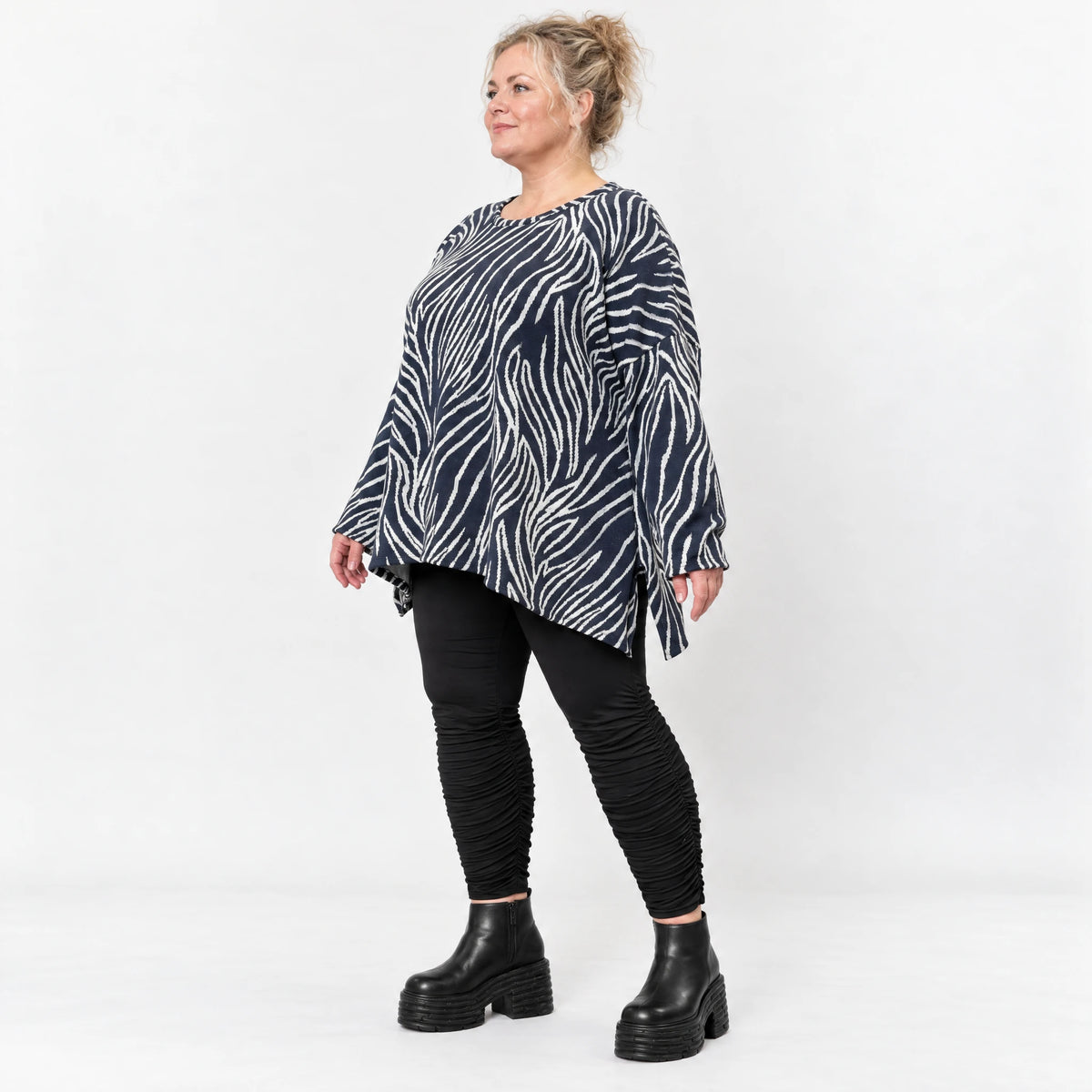 Kuschelig weiches Feinstrickshirt in Marineblau/Weiß mit Zebradessin und lässiger A-Linie