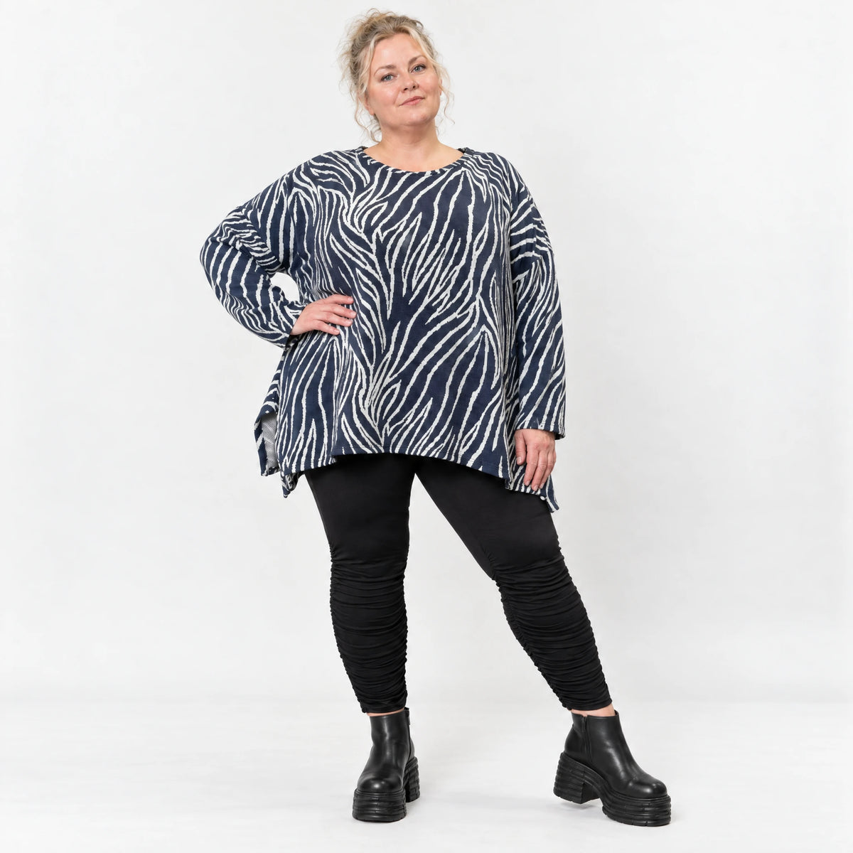 Kuschelig weiches Feinstrickshirt in Marineblau/Weiß mit Zebradessin und lässiger A-Linie