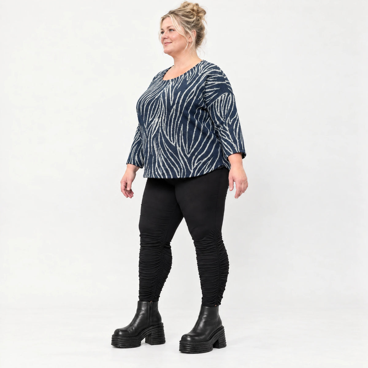 Langarmshirt aus flauschigem Feinstrick in Blau/Grau mit lockerer gerundeter Schnittform