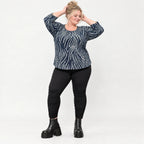 Langarmshirt aus flauschigem Feinstrick in Blau/Grau mit lockerer gerundeter Schnittform