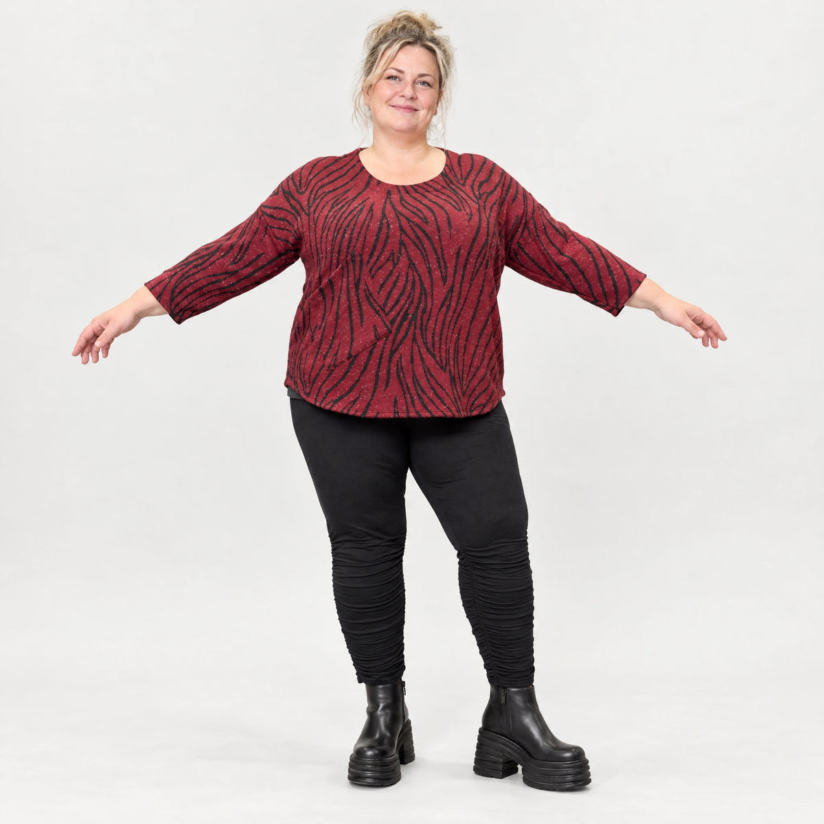 Langarmshirt aus kuscheligem Feinstrick mit Rundhalsausschnitt im Zebralook Rot/Schwarz