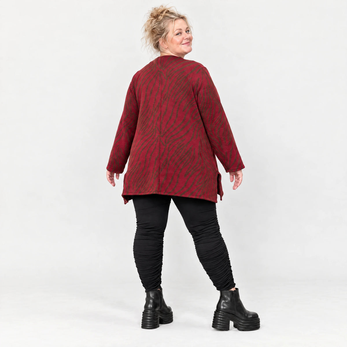 Flauschiges Feinstrickshirt aus Italien in Rot/Braun gemustert mit Rundhals und A-Linie