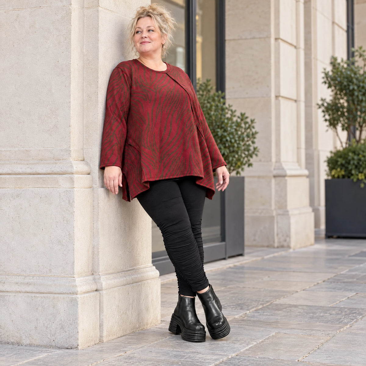 Flauschiges Feinstrickshirt aus Italien in Rot/Braun gemustert mit Rundhals und A-Linie