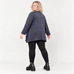 Kuscheliges Langarmshirt aus flauschigem Feinstrick in Blau/Braun mit fallender A-Linie