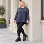Kuscheliges Langarmshirt aus flauschigem Feinstrick in Blau/Braun mit fallender A-Linie