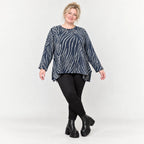 Italienisches Feinstrickshirt in Blau/Grau mit flauschigem Garn und schmeichelnder A-Linie
