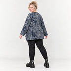 Italienisches Feinstrickshirt in Blau/Grau mit flauschigem Garn und schmeichelnder A-Linie