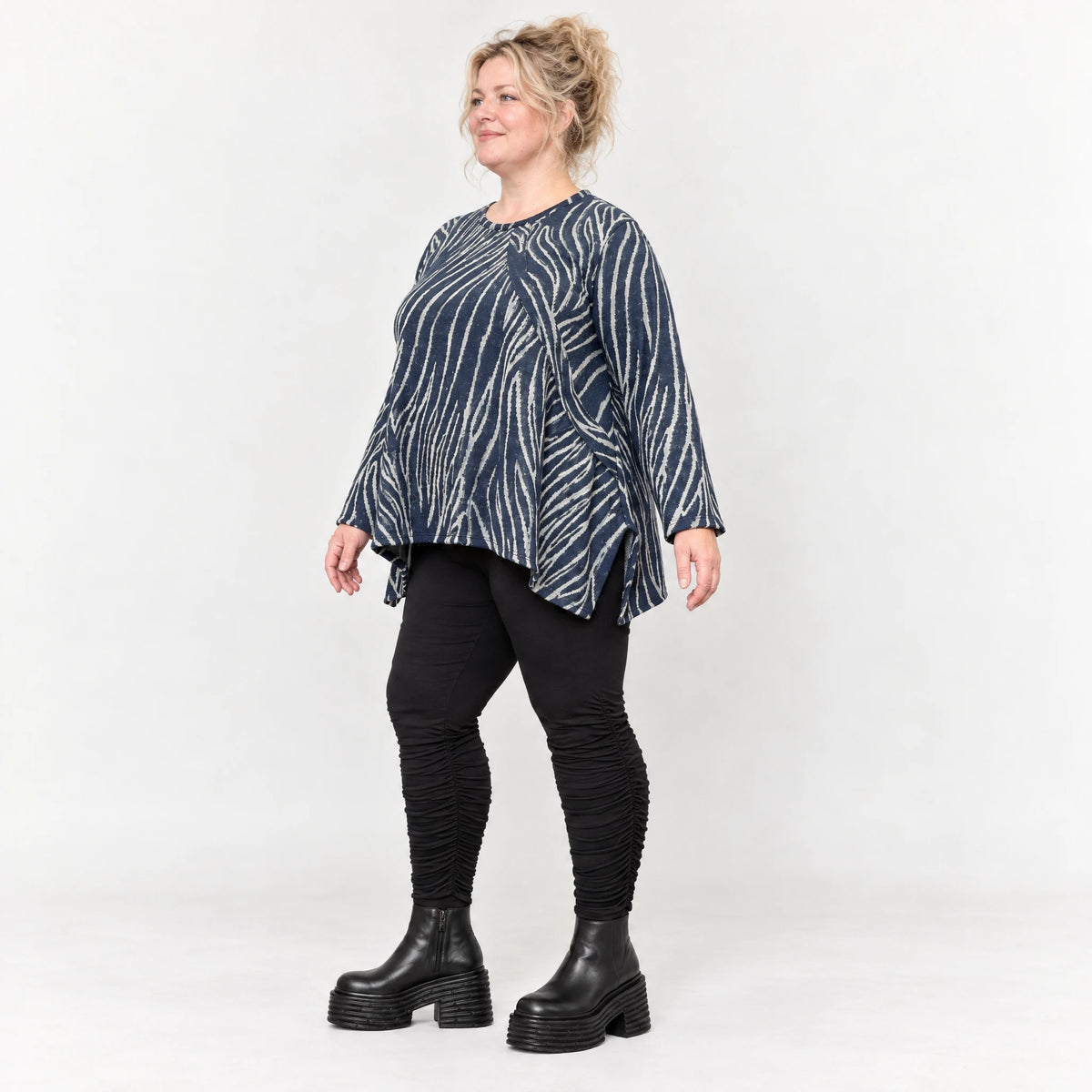 Italienisches Feinstrickshirt in Blau/Grau mit flauschigem Garn und schmeichelnder A-Linie