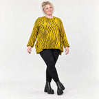 Kuscheliges Langarmshirt aus flauschigem Feinstrick in A-Linie mit Gelb/Schwarz Muster