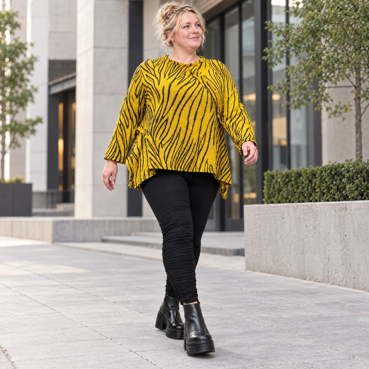Kuscheliges Langarmshirt aus flauschigem Feinstrick in A-Linie mit Gelb/Schwarz Muster
