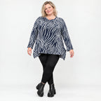 Flauschiges Feinstrickshirt in Marineblau/Weiß gemustert mit Rundhalsausschnitt in A-Linie