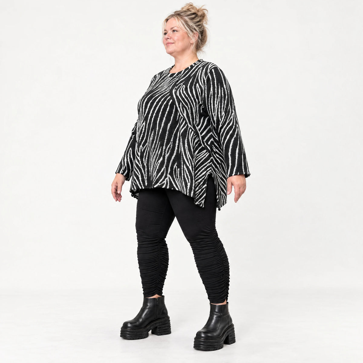 Langarmshirt in Schwarz/Weiß aus weichem Feinstrick mit Rundhalsausschnitt in A-Linie