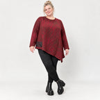 Langarmshirt aus flauschigem Feinstrick in Rot/Braun mit asymmetrischem Zipfelsaum
