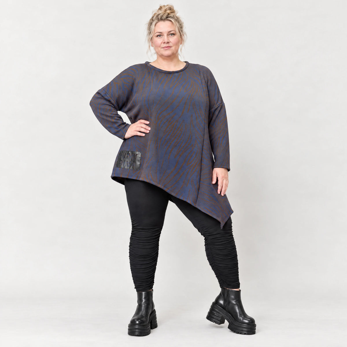 Flauschiges Strickshirt in Blau/Braun mit asymmetrischem Zipfelsaum und Rundhalsausschnitt