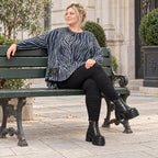 Flauschiges Langarmshirt aus Feinstrick in Blau/Grau mit asymmetrischem Zipfelsaum