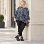 Flauschiges Langarmshirt aus Feinstrick in Blau/Grau mit asymmetrischem Zipfelsaum