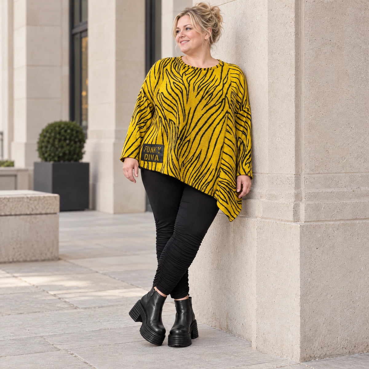 Feinstrickshirt in Gelb/Schwarz mit asymmetrischem Zipfelsaum und flauschigem Garn