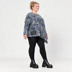 Langarmshirt aus flauschigem Feinstrick in Marineblau/Weiß mit asymmetrischem Zipfelsaum
