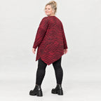 Feinstrickshirt in Rot/Schwarz mit asymmetrischem Zipfelsaum aus weichem Flauschgarn