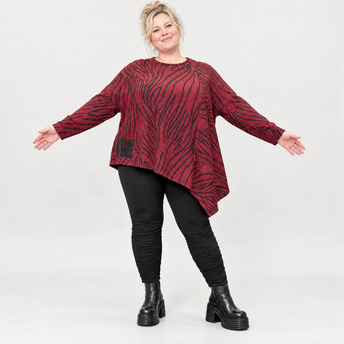 Feinstrickshirt in Rot/Schwarz mit asymmetrischem Zipfelsaum aus weichem Flauschgarn