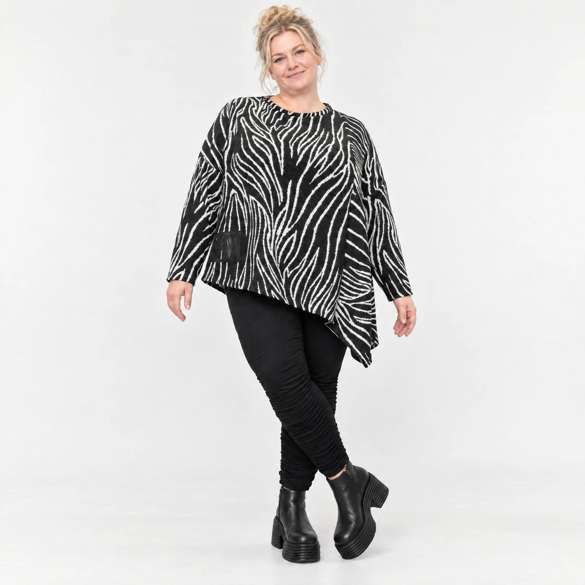 Flauschiges Feinstrickshirt mit Zebramuster in Schwarz/Weiß und asymmetrischem Zipfelsaum