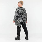 Flauschiges Feinstrickshirt mit Zebramuster in Schwarz/Weiß und asymmetrischem Zipfelsaum