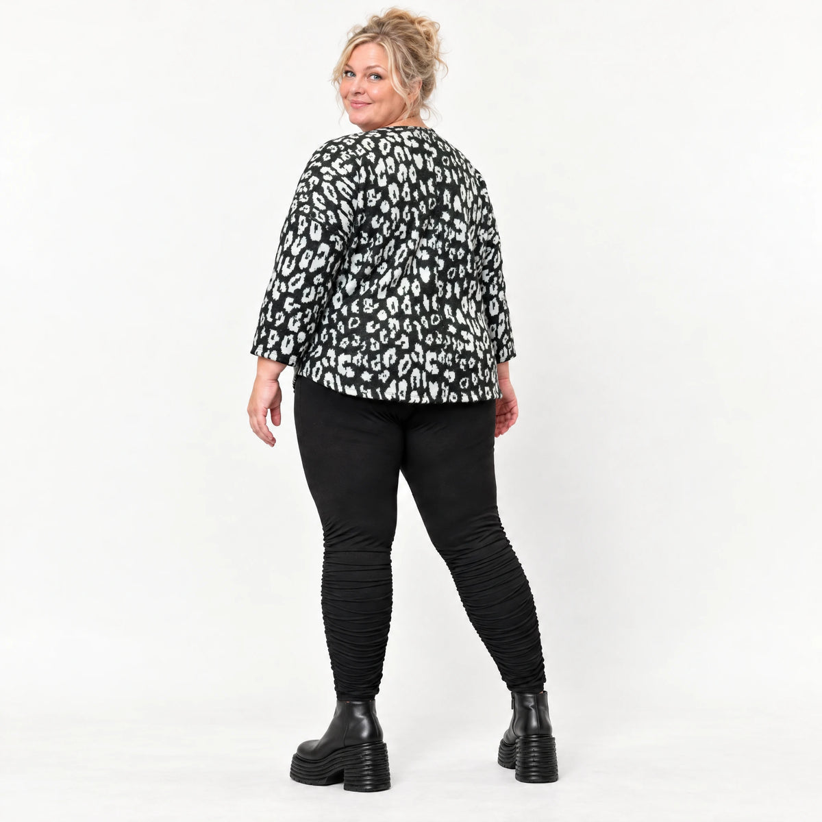 Italienisches Langarmshirt aus flauschigem Feinstrick in Schwarz/Weiß mit Rundhals
