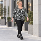 Italienisches Langarmshirt aus flauschigem Feinstrick in Schwarz/Weiß mit Rundhals