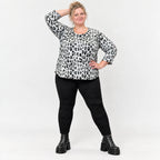 Flauschiges Strickshirt aus Italien in Weiß/Schwarz mit weichem Flauschgarn für den Winter
