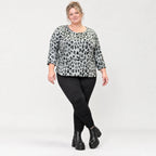 Flauschiges Langarmshirt in Grau/Schwarz meliert mit aufgesetzten Taschen aus Italien