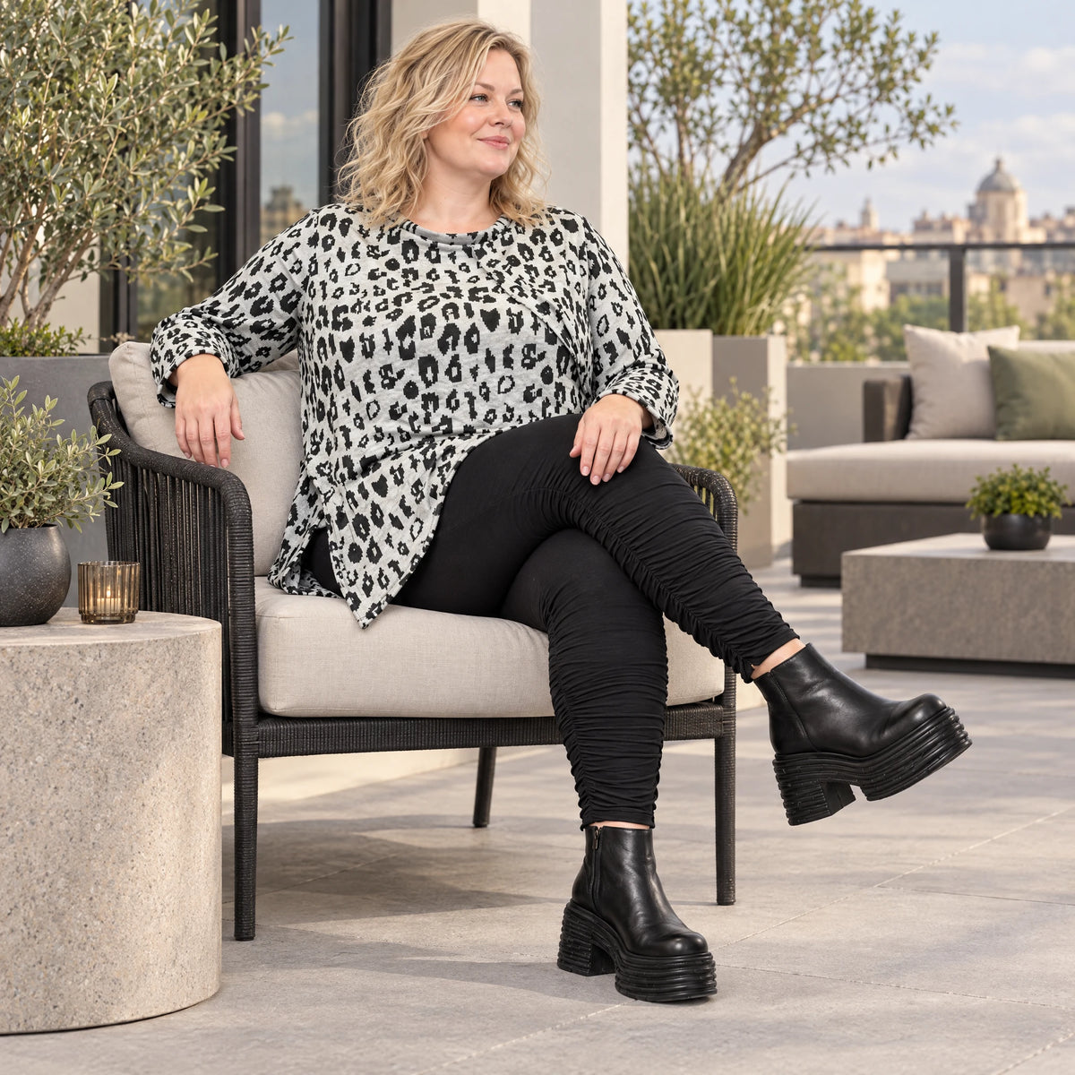 Flauschiges Feinstrickshirt in Grau/Schwarz mit lockerer A-Linie und seitlichen Schlitzen