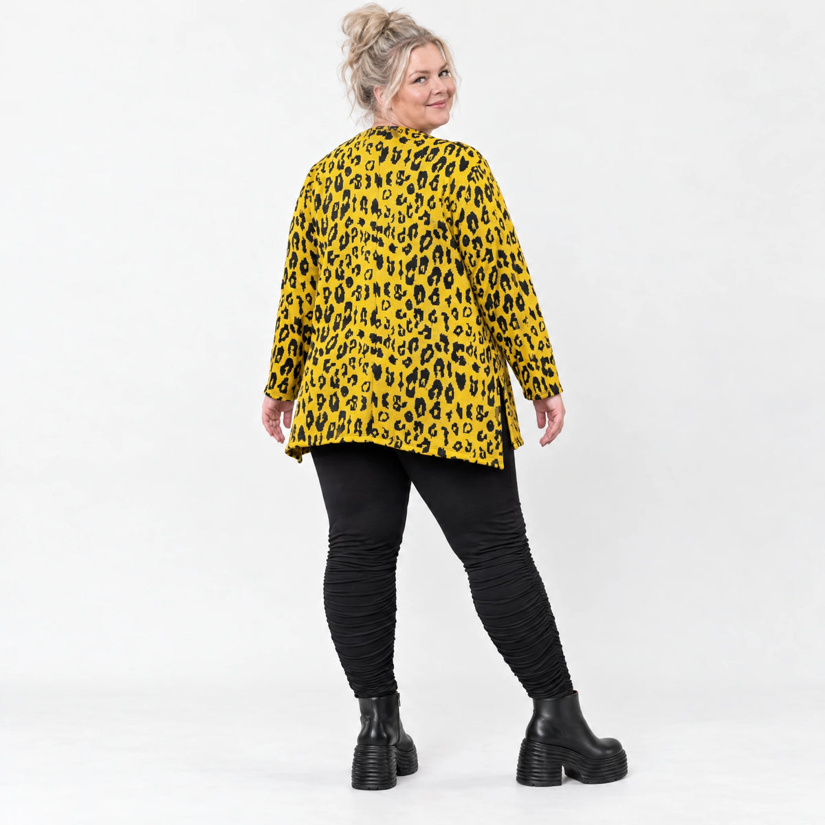 Weiches Langarmshirt aus flauschigem Feinstrick in Gelb/Schwarz mit ausgestellter A-Linie