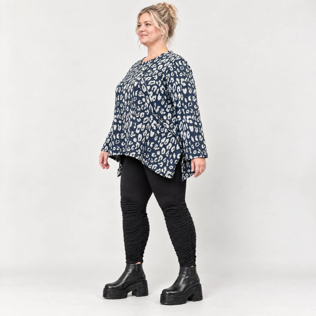 Weiches Langarmshirt aus flauschigem Feinstrick in Marineblau/Grau mit fließender A-Linie