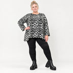 Flauschiges Feinstrickshirt in Schwarz/Weiß mit lockerer A-Linie und Faltennahtmuster