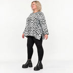 Italienisches Feinstrickshirt in Weiß/Schwarz mit A-Linie und seitlichen Schlitzen am Saum