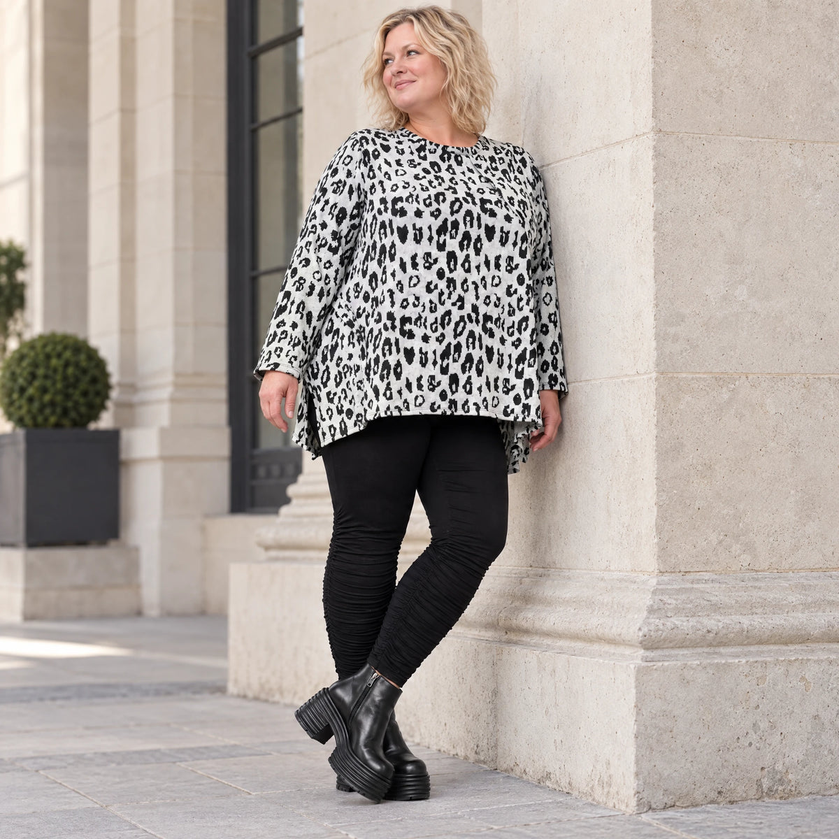 Italienisches Feinstrickshirt in Weiß/Schwarz mit A-Linie und seitlichen Schlitzen am Saum